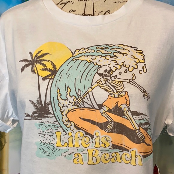 π NWT! Life Is A Beach Skeleton Surfer Half Shirt - Picture 3 of 7